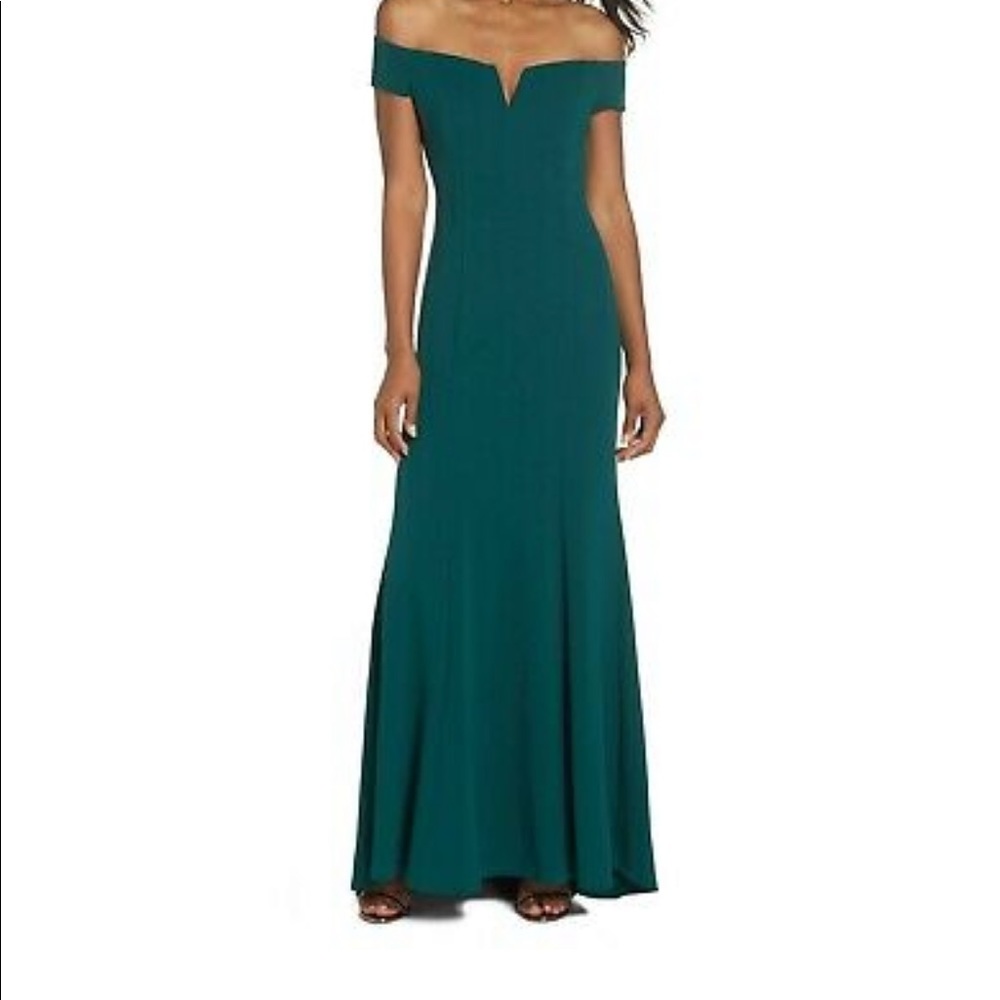 Vince Camuto Emerald Green Off-the-Shoulder Gown – Size 10